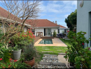 Crinum House and cottages in Bloubergstrand